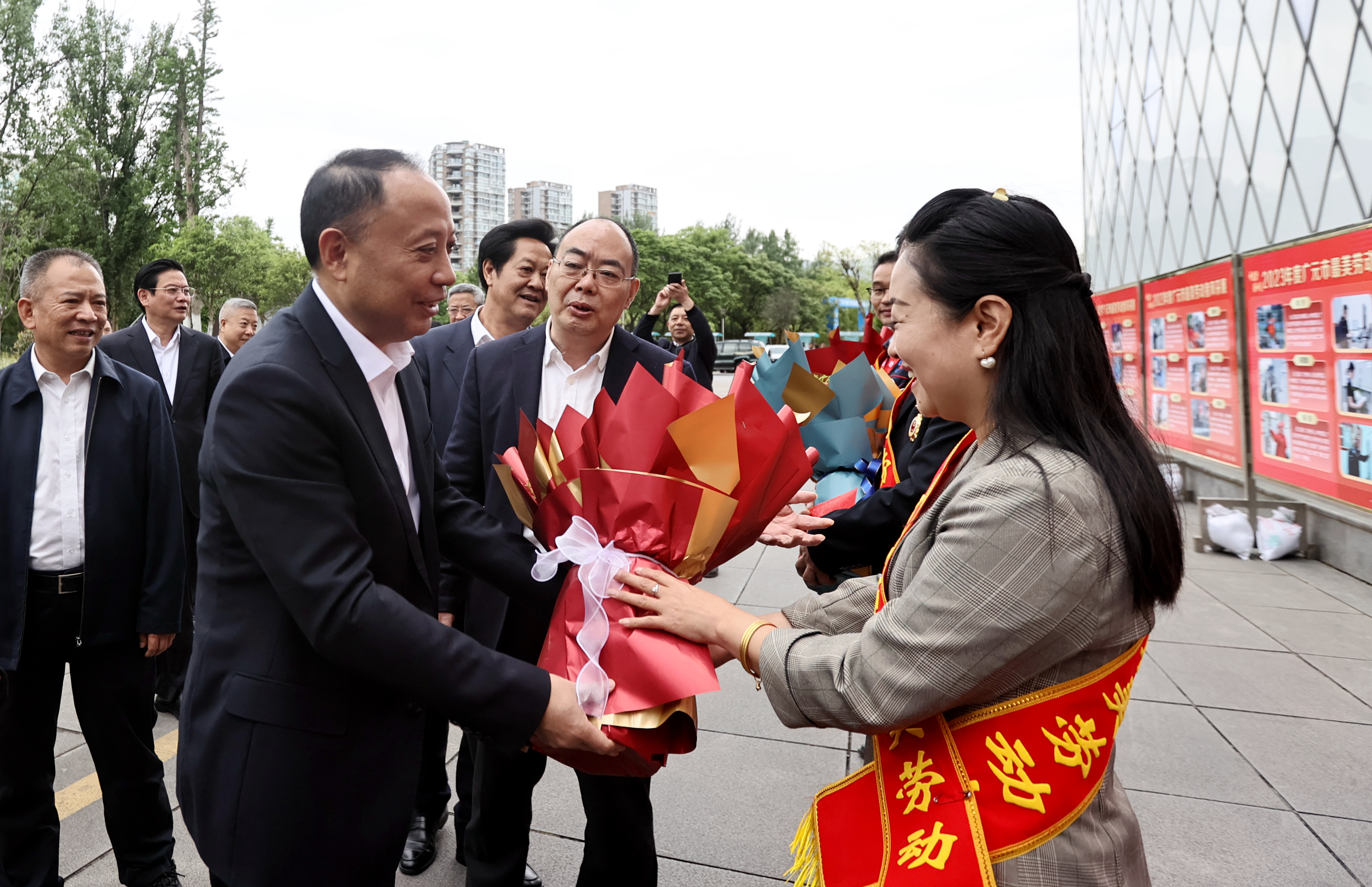 庆祝五一国际劳动节主题活动暨广元市最美劳动者命名仪式举行